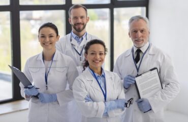 cientificos-de-tiro-medio-posando-juntos